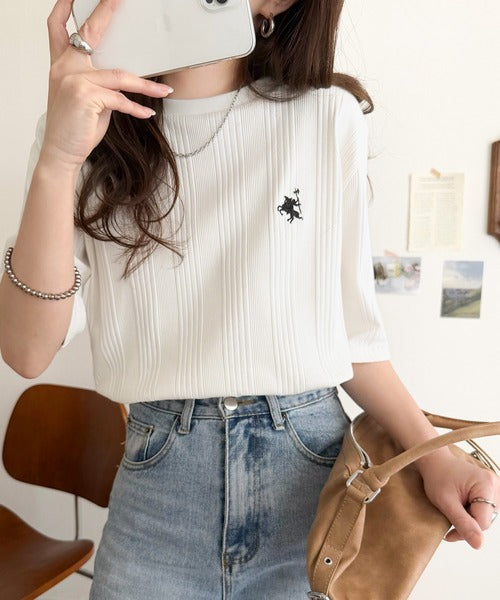品よく、すっと、毎日に馴染む。オーガニックコットンランダムリブ胸元刺繍Tシャツ（半袖） ce1260538