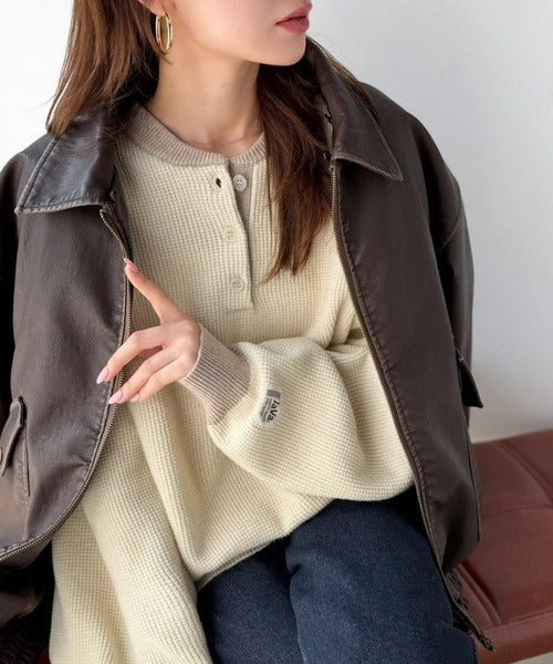 《JaVaジャバコラボ》ふっくら、袖たっぽり。ワッフル編みヘンリーネックオーバーサイズ配色ニット jv1350022