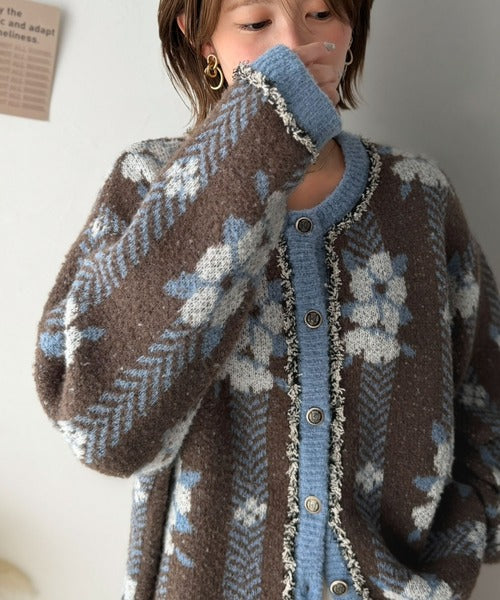 一枚で、レトロ可愛いの全部盛り。花柄ジャガード×ゴールドボタン フリンジニットカーディガン(長袖） ce1020398