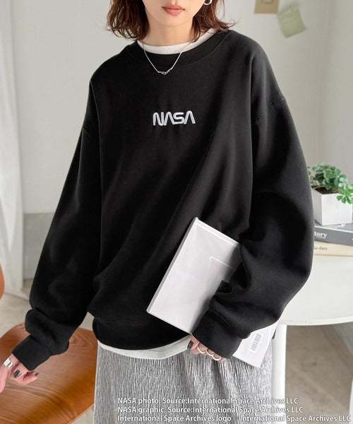 《JaVaジャバコラボ》数量限定！シンプル刺繍で着回し力抜群♪【NASAテーマ】フロントミニロゴ裏起毛スウェットトップス jv1330057