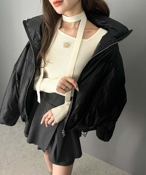 【mily bilet】女性らしさを格上げ。ブローチ付きアシメトリーネックオフショルマルチウェイチョーカー付きニットプルオーバー mi1029085