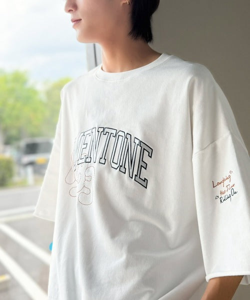 《JaVaジャバコラボ》【吸水速乾機能付き】Tシャツ派にこそ試してほしい！さらっと夏場も快適なカレッジロゴ 飛び刺繍 ミニ裏毛Tシャツ jo1150097