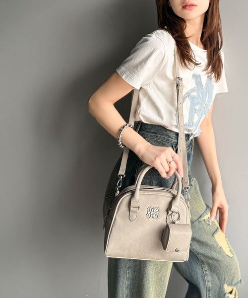 【mily bilet】いつでも、どんなスタイルにもちょうどいい♪ロゴプレート使いラウンドミニボストンバッグ mi1179056