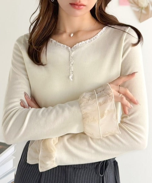 【mily bilet】大人フェミニンを叶える。袖フリルレースヘンリーネックトップス mi1359050
