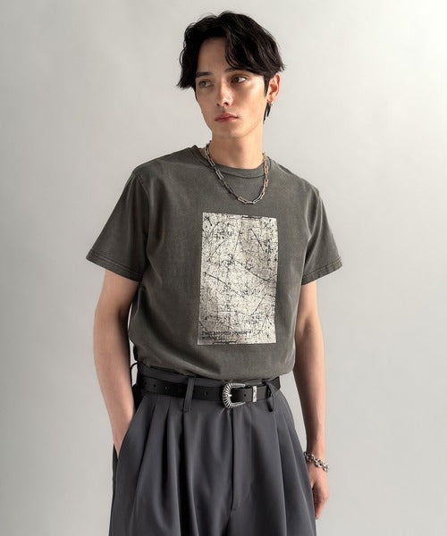 「即トレンド男子。」タイトフィットピグメント加工プリントTシャツ／Tight Fit Pigment-Dyed Print T-Shirt co1010001