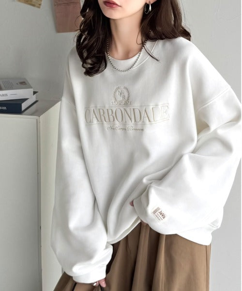 《JaVa ジャバコラボ》微配色刺繍の上品ロゴデザイン。刺繍カレッジロゴ裏起毛スウェット jv1330040