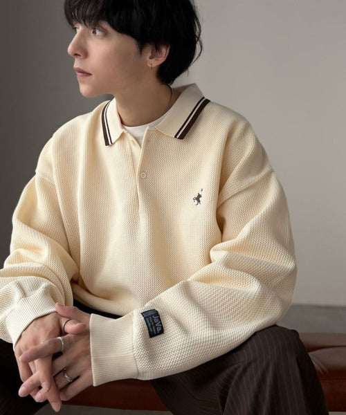 《JaVaジャバコラボ》ベーシック以上、主張しすぎない存在感。胸刺繍入り襟ライン配色ニットポロシャツ（長袖） jo1250008