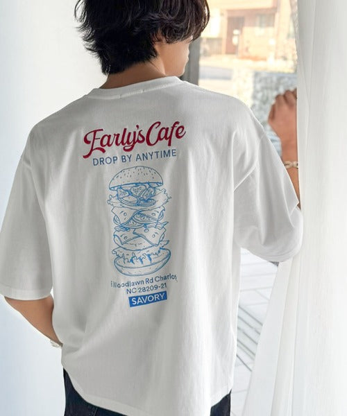 《JaVaジャバコラボ》遊び心のあるカフェロゴが映えるバックプリントT。刺繍使いハンバーガーデザインTシャツ jo1320016