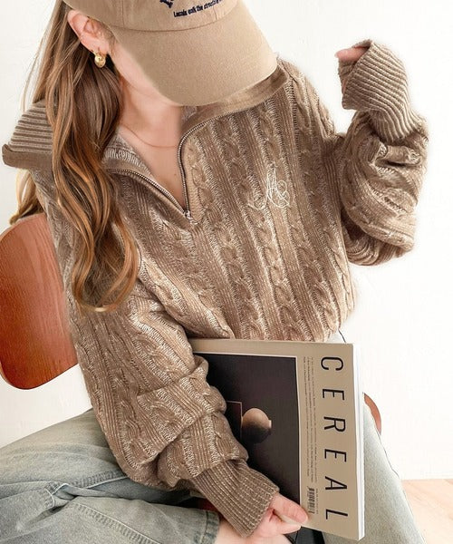 【mily bilet】コーデの主役を飾る。クロップド丈配色ケーブル編み胸刺繍ハーフジップニット mi1029063