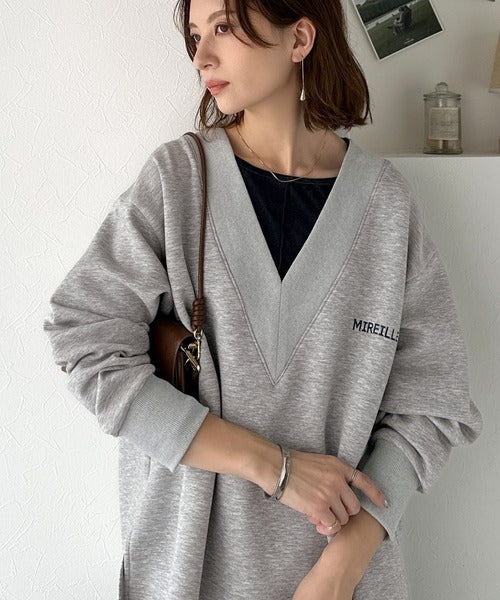 抜け感と上品さを両立。深めのネックで小顔見え♪ 胸刺繍Vネックダンボールニットトップス（長袖） ce1110130