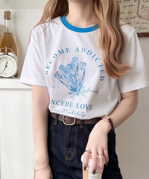 トレンドのディテールが魅力。シルケットフラワーカーブロゴリンガー半袖Tシャツ ce1020196