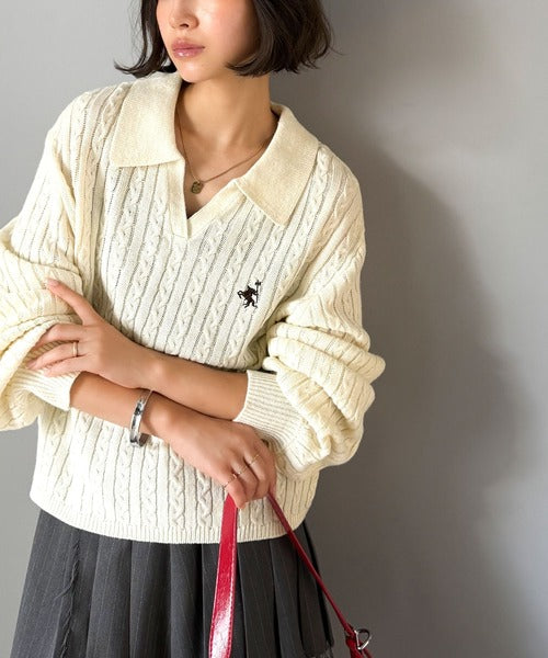 ”品よく華やぐ”。大人のマストバイニット。胸刺繍ケーブル編みポロ襟スキッパーニット ce1050308