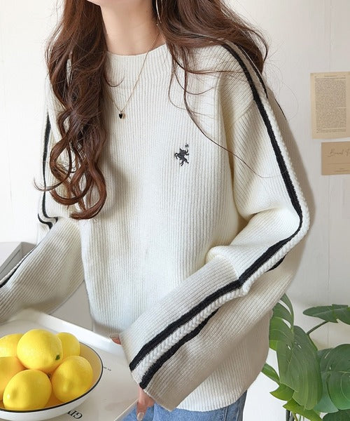これ1枚でワンランク上の秋冬コーデ。ワンポイント胸刺繍×袖ラインもちもちニット ce1050239