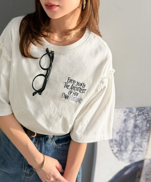 ほどよい甘さと抜け感を。大人かわいい綿100%袖フリル胸刺繍トップス(半袖) ce1020338