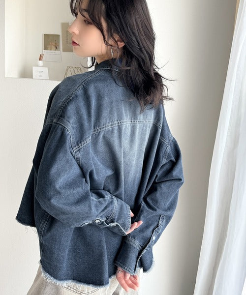 トレンド感満載！大人の抜け感を演出するヴィンテージライクデニムクロップドシャツ（長袖） ce1070126