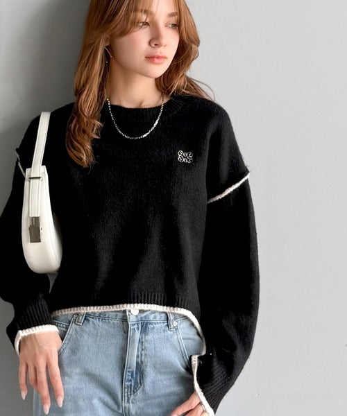 【mily bilet】シンプルながらも個性が引き立つ。アウトリンキング胸刺繍ミックスニット mi1329038