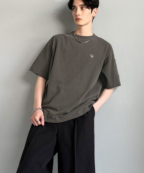 「イマドキな、古着感。」袖ポケット付きピグメント加工刺繍入りTシャツ／Sleeve Pocket Pigment-Dyed Embroidery T-Shirt co1150025