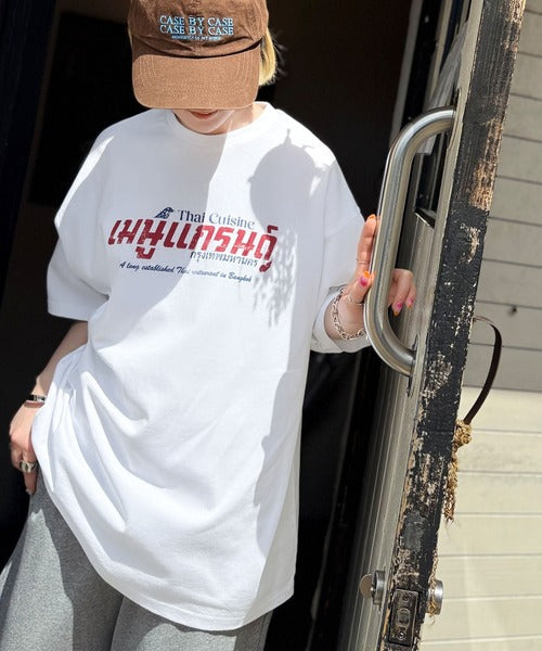 《JaVaジャバコラボ》お洒落見え確定。綿100％タイ料理メニュー風プリントルーズフィットTシャツ(オーバーサイズ) jv1029127