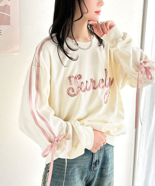 【mily bilet】気分上がるサテンリボンロゴが可愛い。サイドシャーリングサテンリボン使いスウェットトップス(長袖) mi1359009