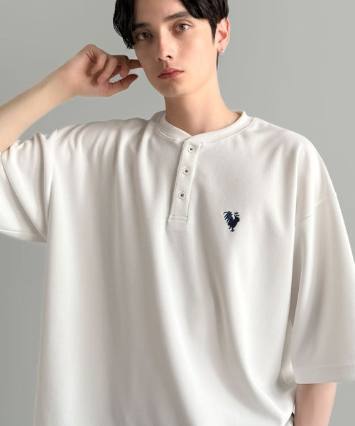 「大人びた遊び心。」刺繍入りハイクオリティダブルフェイス素材バンドカラーポロシャツ／Embroidered High-Quality Double Face Band Collar Polo co1150027