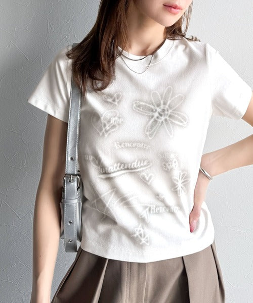 【mily bilet】大人可愛い最旬プリント柄。スプレーライクプリントコンパクトTシャツ（半袖） mi1329024