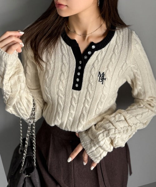 【mily bilet】シンプル映える欲張りニット。胸刺繍多ボタン使い袖シャーリングヘンリーケーブル編みニット（長袖） mi1329062