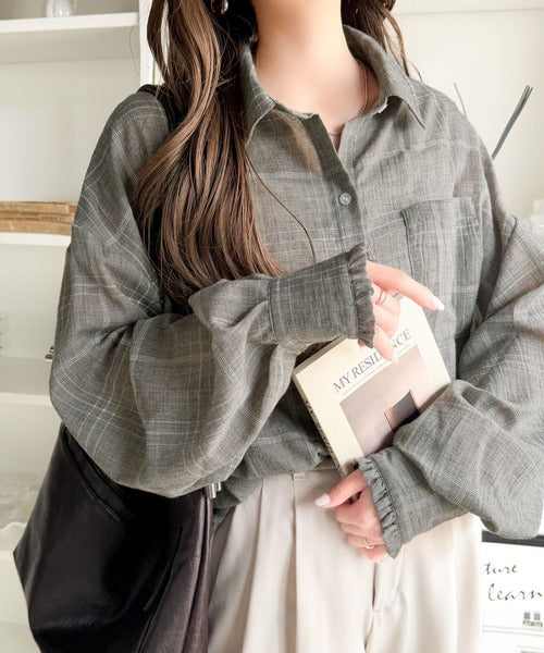 ほんのり透けるチェック柄で、涼しげにこなれる。胸ポケット付きオーバーサイズシアーチェックシャツ(長袖) ce1410033