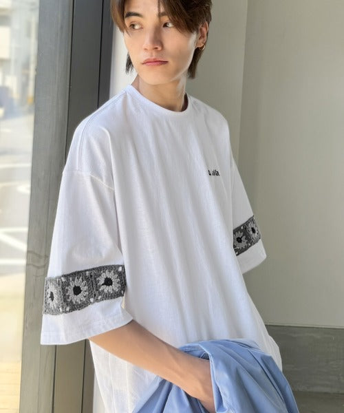 《JaVaジャバコラボ》袖先に遊びと清涼感を。袖クロシェ編み 配色切り替えデザインTシャツ jo1150094