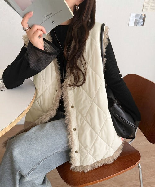 《JaVaジャバコラボ》可愛さも、こなれ感もこれ1枚で。キルティング×ボア 2wayリバーシブルVネックベスト jv1265103