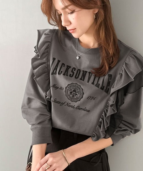 【mily bilet】チュールとフリルで甘く着る。ダブルフリルカレッジロゴ刺繍スウェット mi1329080