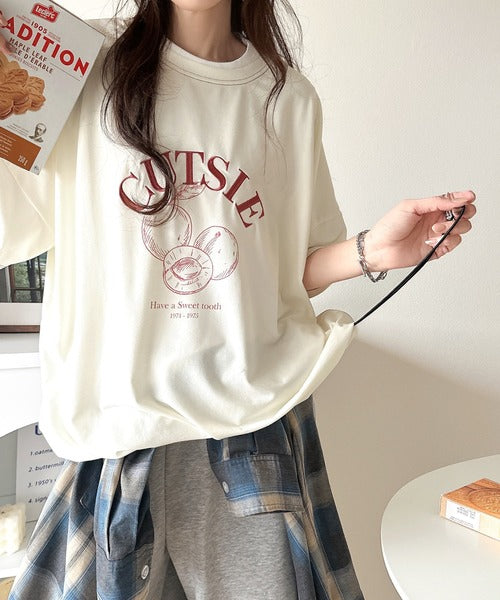 毎日のスタイルを楽しく彩る。前後2way裾ドロストフルーツグラフィックTシャツ ce1050269