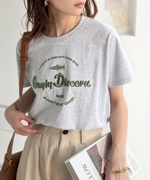 《JaVaジャバコラボ》刺繍とプリントが織りなす唯一無二のデザイン。綿100％おさかな刺繍Tシャツ jv1050359