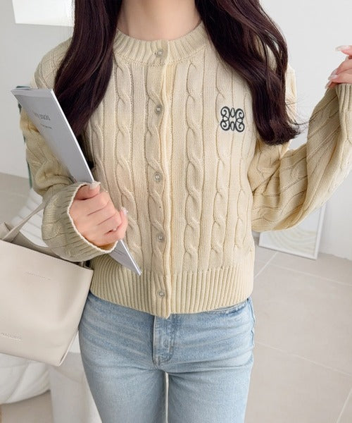 【mily bilet】ほんのり甘い新定番。胸刺繍ケーブル編みニットカーディガン(長袖) mi1259023