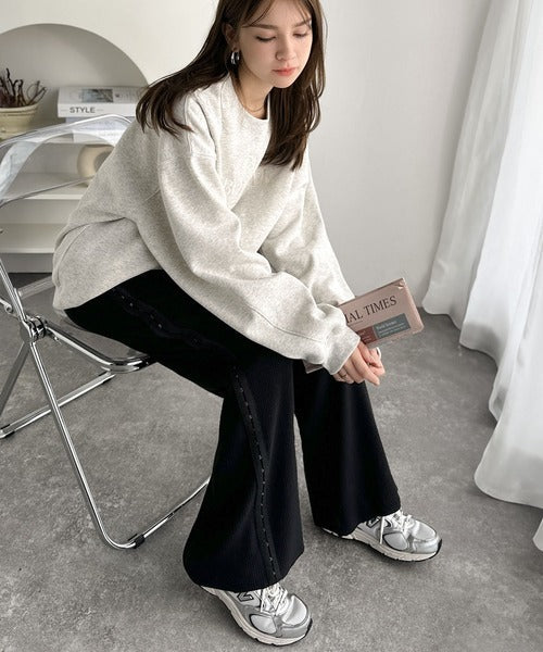 個性と美シルエットの共演。サイドホックデザインリブニットパンツ ce1020275