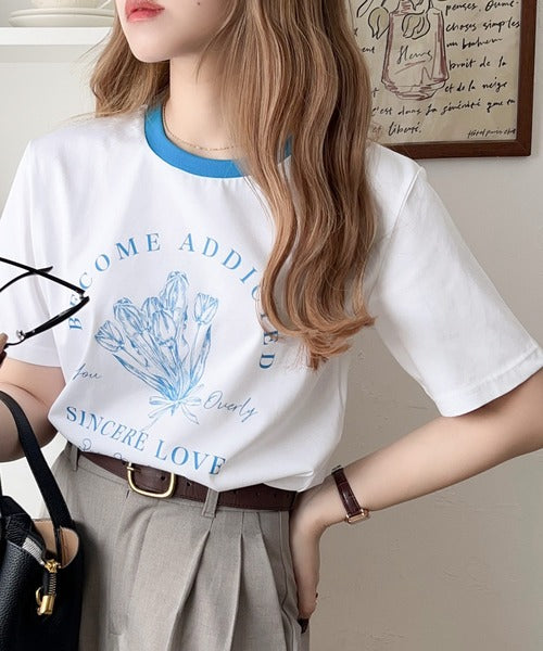 トレンドのディテールが魅力。シルケットフラワーカーブロゴリンガー半袖Tシャツ ce1020196