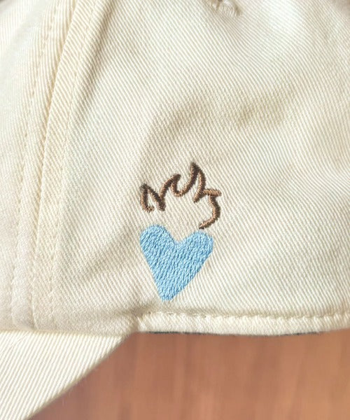 《JaVaジャバコラボ》いつものスタイルに、ちょうどいいアクセント。綿100％手書き風ハート刺繍英字キャップ jv1179082