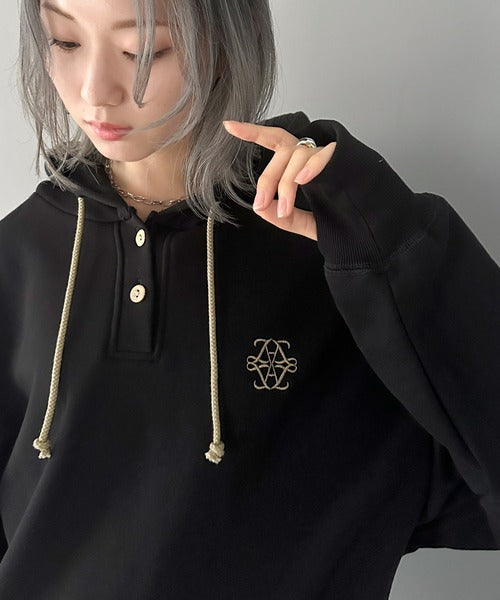 《Javaジャバコラボ》抜け感も叶える大人カジュアル。胸刺繍Bigヘンリー裏起毛指穴パーカー jv1329009