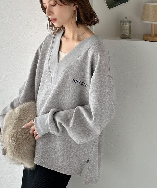 抜け感と上品さを両立。深めのネックで小顔見え♪ 胸刺繍Vネックダンボールニットトップス（長袖） ce1110130