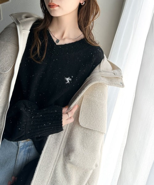 リラックスムードをお洒落に彩る。ネップ素材Vネック胸刺繍ニット ce1050252