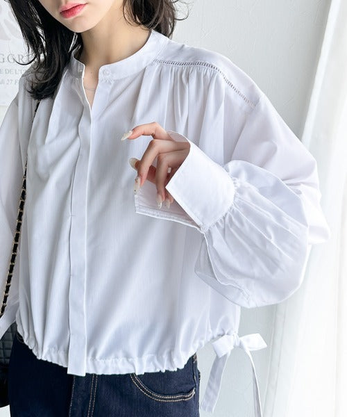 愛らしさと清楚感を両立する、リボンヘムクロップドギャザー長袖ストライプブラウス（ショート丈） ce1070140