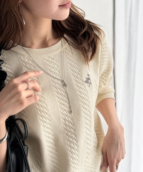 大人のためのコンパクトニット。胸刺繍ショート丈ケーブル編みニット（長袖） ce1260453
