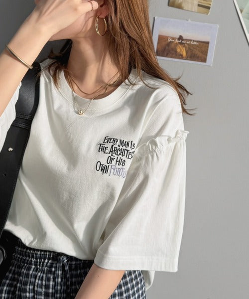 ほどよい甘さと抜け感を。大人かわいい綿100%袖フリル胸刺繍トップス(半袖) ce1020338