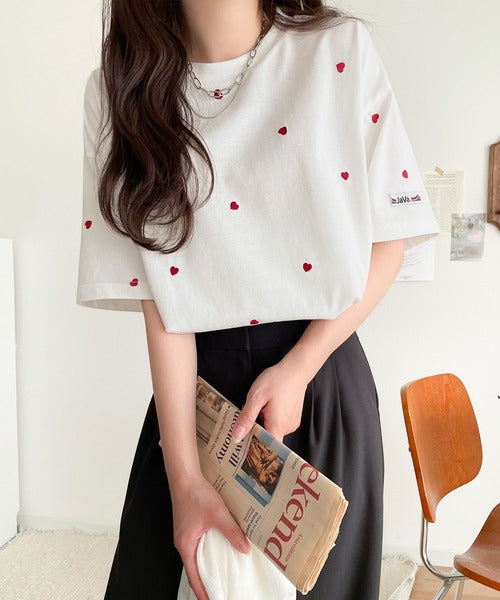 《JaVaジャバコラボ》春夏のカジュアルに、大人の“可愛い”をプラス。ミニハート刺繍Tシャツ（半袖） jv1010470