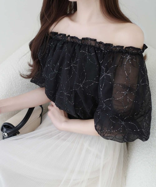 【mily bilet】あなたのスタイルにさらなる魅力をプラス。オフショル2WAY花柄コード刺繍バックリボンブラウス mi1139077