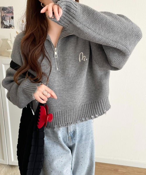 【mily bilet】大人可愛いクラッシュトップス。ダメージハーフジップ胸刺繍ニット mi1029069