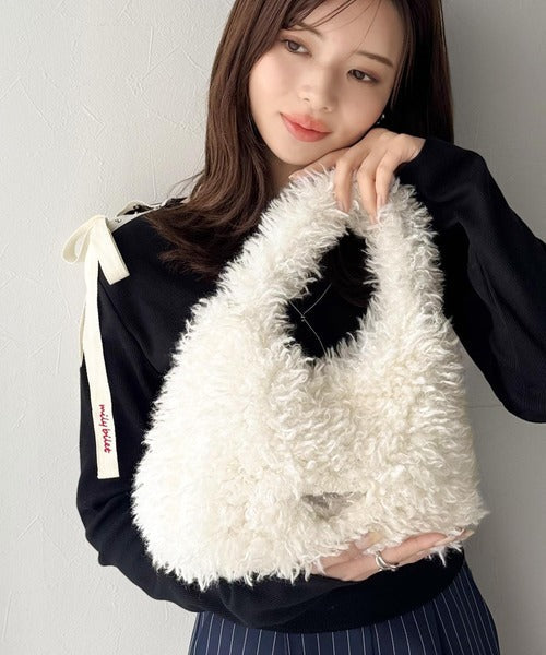 【mily bilet】ふわふわ感と高級感で、季節のおしゃれを格上げ。ロゴプレート使いプードルファーラウンドバッグ mi1179060