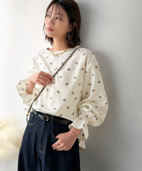 【Classical Evon】品よく、大人の装いに華やぎを。ジャガード小花柄キャンディスリーブブラウス（長袖） ev1025023