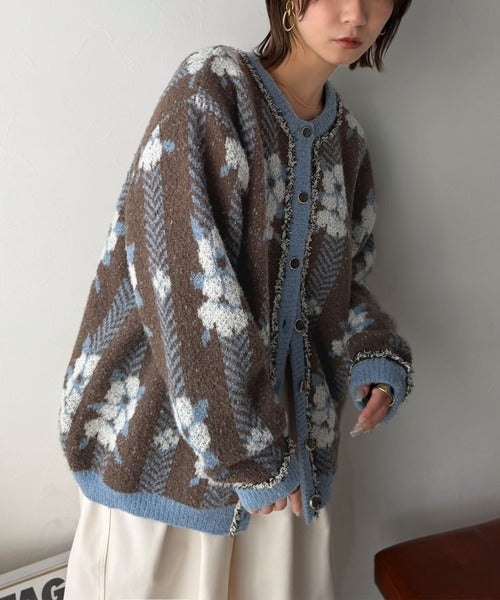 一枚で、レトロ可愛いの全部盛り。花柄ジャガード×ゴールドボタン フリンジニットカーディガン(長袖） ce1020398