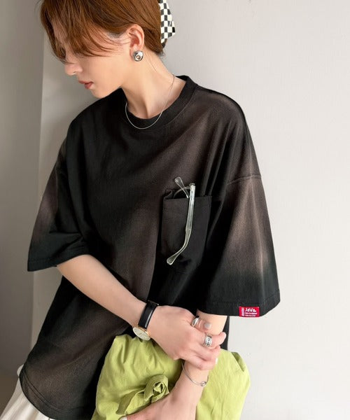 《JaVaジャバコラボ》唯一無二のヴィンテージ感。オーバーサイズシルエットのスプレーダイポケットTシャツ（半袖） jv1020359