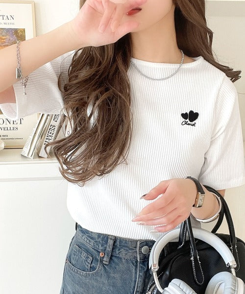 胸元にキュン。ハートサガラ刺繍テレコリブ素材ボートネックTシャツ（半袖） ce1330019